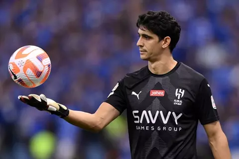 حل فرنسي.. كيف ينهي الهلال أزمة بونو الأفريقية؟